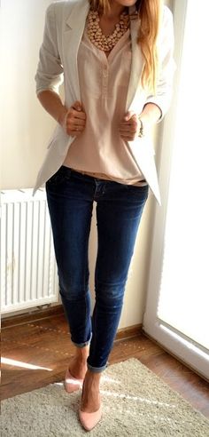 Wear to work casual style | white blazer and blue jeans with a soft pink blouse and pink heels don't forget the fashion statement necklace for your jewelry Peach Heels, Business Casual Jeans, Casual Office Attire, Bohol, Cooler Look, Kate Winslet, White Blazer