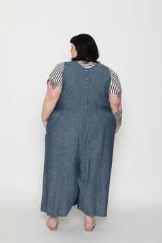 Our Bestseller! Flowing cropped pants give the Backyard Jumpsuit all the comfort you could want with the simplicity of a one-piece. Featuring inside pockets and snaps that can be worn front or back. Barcelona Dress, Perfect Summer Outfit, Sustainable Clothing, Black Jumpsuit, Bike Shorts, Yarn Dyeing, Cropped Pants, Chambray, Linen Fabric