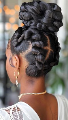 Explore 28 elegant braided bun hairstyles that will give your hair a sophisticated and modern update. From detailed braids to sleek buns, these braided bun hairstyles offer diverse and stylish choices. Find the ideal braided bun to add a touch of charm to your look. Fat Braids Hairstyles, Bun Black Hair, Braided Bun Black Hair, Braids Scalp, Updo Cabello Natural, French Braid Bun, Afro Hair Bun, Black Women Updo Hairstyles, Sleek Buns