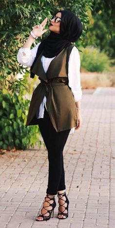 Love the sleeveless veste Fashion Hijab Casual, Street Style 2017, Muslim Outfits, Hijabi Outfits