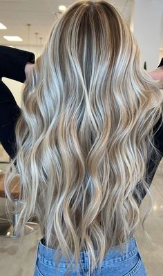 Blonde With Chocolate Highlights, Blond With Highlights And Lowlights, Blond Highlights With Brown Hair, Blond In Brown Hair, Cute Blonde And Brown Hair, Cream Blonde Highlights On Brown Hair, Brown Rooted Blonde Hair Balayage, Blonde With Brown Dimension, Brunette With Blonde Highlights Straight