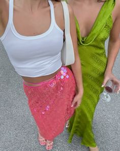 Summer Disco Outfit, Colorful Y2k Outfits, Comfy Summer Outfits, Ibiza Outfits, European Summer Outfits, Summer Fashion Trends, Carrie Bradshaw, Mode Inspiration, White Tank