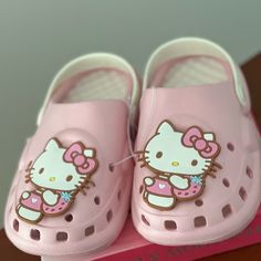 Pink And White Pretty Hello Kitty Cross For Girl Cute Non-slip Synthetic Sneakers, Cute Closed Toe Synthetic Sneakers, Cute Non-slip Closed Toe Sneakers, Cute Closed Toe Sneakers For School, Cute Non-slip Sneakers For School, Cute Round Toe Sneakers, Pretty Hello Kitty, Hello Kitty Crocs, Shoes Hello Kitty