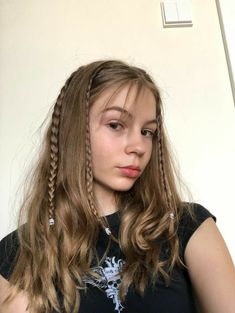 Hair Down With Braids On Side, Hair Styles For Teenagers, Braid Hairstyles With Bangs, Aesthetic Braid Hairstyles, Trenzas Aesthetic, Braids For School, Down Hairstyles With Braids, Loose Braid Hairstyles, Hairstyles For Teens