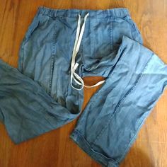 Never Worn, Super Light Weight Thin Jeans. Good For A Walk On The Beach Or A Picnic In The Park. Jeans Large, Walk On The Beach, Picnic In The Park, The Oc, A Picnic, Beach Walk, Walk On, A Walk, The Park