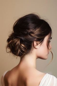 Chignon für kurze Haare: 34+ Looks » Mini-Dutt ✓ Gezwirbelter Knoten ✓ Half-up-Frisur mit Haarnadeln ✓ Tiefer Chignon mit gezupften Strähnen ✓ Haarknoten mit herausschauenden Enden [ ➳ Jetzt inspirieren lassen! ] Wedding Hair Up Or Down, Simple Bridesmaid Hair Updo Elegant Bun, Boho Wedding Bun, Front Of Updo Hair Wedding, Curled Up Do, Bridesmaid Up Do, Low Bun Hairstyles Wedding, Wedding Updo With Veil, Messy Bridal Hair