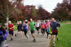 a large group of people running in a park