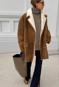 Brown Shearling Coat Outfit, Winter Coat 2024/2025, Winter Bags 2024, Shearling Coat Outfit, Shearling Jacket Outfit, Brown Shearling Jacket, Outfit Coat, Warm Outfit, Outfits For Winter