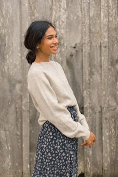 Cashmere Jumper Outfit, Feminine Simple Outfits, Soft Chic Style, Modest Feminine Outfits Casual, Dress And Jumper Outfit, Cropped Sweater Over Dress, Simple Feminine Outfits, Sweaters Over Dresses, Relaxed Fashion