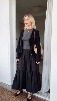 Modest Dark Feminine Outfits, Cute Travel Outfits Fall, Modest Summer Work Outfits, Cold Dress Outfit, Black Maxi Skirt Outfit Fall, Black Linen Skirt Outfit, Witchy Outfits Casual, Modest Outfits Aesthetic, Church Ootd