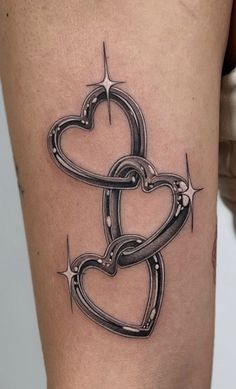 a black and white tattoo design on the thigh