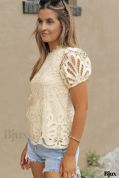 Bjux - Delicada blusa de encaje de ganchillo con mangas abullonadas e intrincado diseño ahuecado Spring Hollow Out Beige Top, Beige Hollow Out Top For Spring, Spring Beige Hollow Out Top, Cream Crochet Lace Blouse For Spring, Spring Cream Blouse With Crochet Lace, Beige Crochet Lace Blouse For Spring, Summer Beige Tops With Lace Sleeves, Summer Lace Top With Puff Sleeves, Summer Puff Sleeve Lace Top