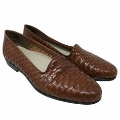 Trotters Women’s Liz Loafer Flats Shoes Brown Leather Weave Slip On Size 8n. Vintage Brown Flat Leather Shoes, Brown Flat Dress Shoes For Formal Occasions, Vintage Brown Closed Toe Loafers, Brown Vintage Closed Toe Loafers, Vintage Brown Loafers For Office, Classic Woven Leather Loafers With Round Toe, Classic Slip-on Woven Leather Loafers, Vintage Leather Loafers With Closed Toe, Classic Woven Leather Slip-on Loafers