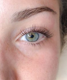 Lash Lift vs. Eyelash Extensions Eyelash Extension Removal, Best Lash Extensions, Applying Eye Makeup, Natural Eyelash Extensions, Long Eyelashes, Eyelash Lift, Evening Makeup, Best Lashes