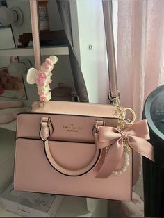 Kaye spade pink bag Christmas Handbag, Pink Mk Bag, Kate Spade Bag Outfit, Kate Spade Purse Aesthetic, Lulu Bag, Couch Bag, Kate Spade Purse Pink, Kate Spade Totes