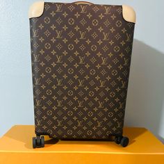 Louis Vuitton Horizon 55 Carry On Suitcase. Like New - Comes With Box And Dustbag. Great For Travel. Bags Louis Vuitton, Carry On Suitcase, Louis Vuitton Bags, Travel Luggage, Luggage Bags, Travel Bags, Louis Vuitton Bag, Carry On, Dust Bag