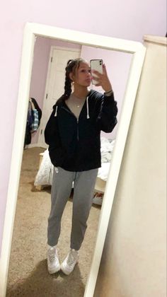 Cold Weather Outfits Sweatpants, Comfy Outfits Lazy Sweatpants, Cute Outfits Sweatpants, Comfy Sweatpants Outfit, Outfits With Grey Sweatpants, Nike Sweatpants Outfit, Styling Sweatpants, Outfits With Sweatpants, Comfy Outfits Lazy