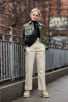 Khaki Jacket Street Style, Utilitarian Fashion Street Style, Utilitarian Jacket, Editorial Vogue, Rain Fashion, Mode Editorials, Top Street Style, Style Pictures, New York Street Style