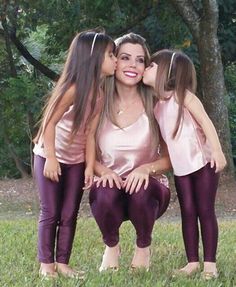 Tal mae tal filha Mother Daughter Pictures, Mom Daughter Outfits, Mommy Daughter Outfits, Mother Daughter Photos, Mother Daughter Fashion, Mother Daughter Matching Outfits, Child Psychologist, Mom And Daughter Matching, Mother Daughter Outfits