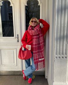 Amsterdam Women Style, Crimson Red Outfits, Outfit Ideas Hiver, Netherlands Outfits, Red Winter Outfits, Euro Winter, Red Sweater Outfit, Winter 23, Scarf Outfit