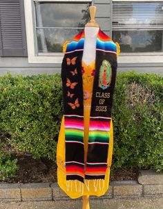 Available in 2020,2021 or 2022 Believe in yourself. Visualizing your goals can certainly make a difference Remember this important phase in your life and look radiant with your Mexican Sarape Stole as apart of your Graduation gown! Graduation Stole Ideas High Schools, Mexican Graduation Pictures, Mexican Graduation Party, Mexican Graduation Cap, Graduation Outfit Ideas High School