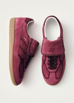 Zapatillas de ante color frambuesa con lengüeta larga
De los creadores del modelo TB.490 llega el TB.490 CLUB, que presenta una lengüeta larga que se dobla sobre la parte delantera del zapato, recordando a los clásicos zapatos de fútbol. Estas zapatillas están confeccionadas en ante color frambuesa con detalles en contraste color burdeos. Diseñadas en una silueta de corte bajo sobre suelas de goma, incluyen características clásicas como costuras visibles y el logo repujado en la lengüeta y los laterales.