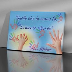 a sign with children's hands painted on it that says, quello che la mano fa la mente riorda