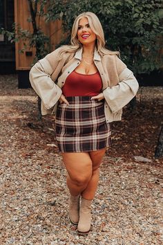 Current Plus Size Fashion Trends, Plus Size Fall Outfit Photoshoot, Friendsgiving Outfit Ideas Midsize, Plus Size Romantic Style, How To Wear Skirts In Winter, Winter Fashion Skirts, Salem Outfits Fall, Confident Clothes, Plaid Skirt Outfit Fall