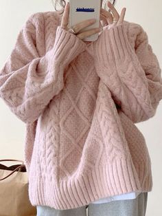 Embrace the cozy chic vibes and stay warm in fashion. From chunky cable knits to slouchy styles, these sweaters are a winter essential. Snuggle in comfort and step out in trendsetting warmth. ❄️🧥 #OversizedSweaters #CozyKnits #WinterFashion #StayWarmInStyle" 00s Mode, Adrette Outfits, Mode Inspo, 가을 패션, Kate Moss, Cable Knit Sweater, Looks Style, Pink Sweater