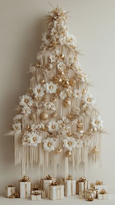 Macrame wall-mounted Christmas tree in beige and white, adorned with flowers, gold accents, and tassels, with presents below. White Boho Christmas Decor, Christmas Boho Decor, Boho Christmas Crafts, Macrame Trees, Macrame Christmas Trees, Boho Chic Christmas, Metallic Ornaments, Macrame Tree