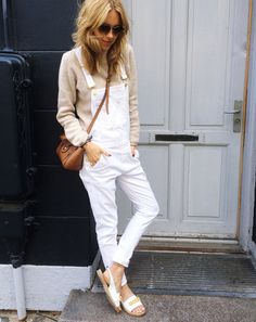 Dungarees, sandals, bags How To Wear White Converse, White Overalls, Woman In White, Favorite Sweater, Jean Top, Street Chic, Mode Inspiration, Street Styles, Passion For Fashion