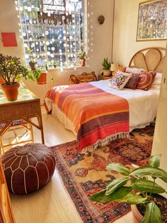 a bedroom with a bed, chair and rug in it's centerpieces