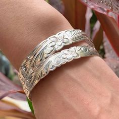 Our beautiful scroll design in Silver Plated over brass is affordable and durable. This is a stunning modern take on a classic design. Scalloped edge adds to the beauty of this bracelet. Photos show different sizes and the 10MM matches perfectly with the wider sizes if you like to stack your bracelets. 10mm is about a 1/4 inch wide. Soldering Rings, Shopee Finds, Aloha From Hawaii, Hawaiian Bracelets, Paper Bracelet, Hawaiian Jewelry, Mens Bracelet Silver, Design Bracelet, Nail Tattoo