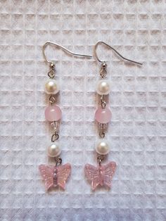 Handmade earrings inspired by candy and butterflies ♡ Materials: ♡ pink butterfly and round beads ♡ faux pearls ♡ mini pink beads ♡ silver and jewelry wire Pink Bead Earrings, Aesthetic Handmade Jewelry, Jewelry Handmade Ideas, Drop Earrings Aesthetic, Bead Earrings Ideas, Beaded Jewelry Aesthetic, Diy Bead Earrings, Handmade Jewellery Ideas, Handmade Earrings Diy