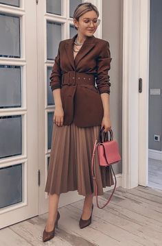 Vintage Business Outfit, Dress With Blazer Outfit, Maternity Photoshoot Outfits, Lawyer Fashion, Classy Outfits For Women, Mum Fashion, Stylish Work Attire, Muslimah Fashion Outfits, Looks Street Style