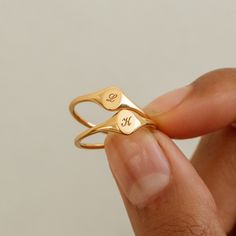 Initial Gold Ring, Engraved Rings Personalized, Oval Signet Ring, Ring Initial, Gold Initial Ring, Engraved Ring, Letter Ring, Signet Rings, Jewelry Accessories Ideas