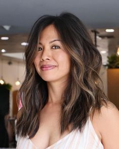 Brown Mid Length Hair, Medium Length Brown Hair, Current Hair Trends, Honey Blonde Hair Color, Mid Length Hair With Layers, Medium Length Hair With Layers, Honey Blonde Hair, Hairstyles For Medium Length Hair, Short Hair Balayage