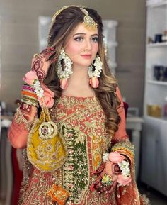 Mehandi Function Hairstyle, Pakistani Bridal Hairstyles Walima, Haldi Brides, Mehndi Look, Bridal Mehndi Dresses, Mehndi Dresses