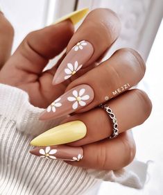 Nails Korean, Cute Spring Nails, Daisy Nails, Acrylic Nails Coffin, Yellow Nails, Pretty Acrylic Nails