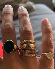 Signet Ring Styling, Vintage Pinky Rings, Stacked Signet Rings, Vintage Stacking Rings, Cool Rings Women, Vintage Ring Gold, Gold Diamond Ring Stack, Custom Ring Designs Ideas, Pinky Ring Women