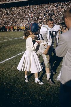 48 Vintage Cheerleading Photos in Honor of Super Bowl XLVIII Prep School Style, 50s Aesthetic, Old Fashioned Love, Cotton Bowl, Pom Pom Girl, Teddy Boys, Vintage Couples, University Of Mississippi