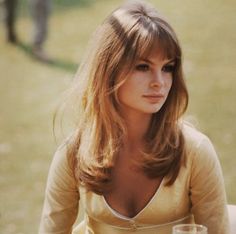 Jean Shrimpton 70s Hair Modern, Marcia Brady Hair, 60s Hairstyles Bangs, Rock Girly Outfits, 60s Hair Color, 60s Layered Haircut, Women’s 70s Hair, 1960 Haircut, 60s Inspired Haircut