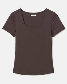 Ce t-shirt moulant à manches courtes doté d'un col carré arrondi est la couche de base parfaite à porter sous votre pull or veston favori. Coupe - Coupe moulante : Épouse la silhouette pour un effet très près du corps - Manches courtes - Longueur de corps avant de 23" (taille M) Caractéristiques - Tricot extensible - Col carré arrondi Yoga Jeans, M Design, Slim Fit Dress Shirts, Rounded Square, Slim Fit Dresses, Favorite Sweater, Tailored Shirts, Slim Fit Shirt, New Tops