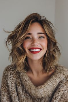 Shag Medium Haircut, Womens Shag Haircut Short, Textured Medium Hair, Short Wavy Hair Natural, Short Length Hair Styles, Short Hair Shag, Short Haircut With Layers, Medium Layered Hairstyles, Textured Hairstyles