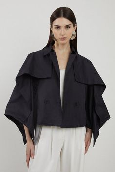 Trench Coat Outfit Summer Casual, High Fashion Ready To Wear, Cape Street Style, 2024 Spring Outfit Ideas, Elegant Workwear Capelet With Cape Sleeves, Chic Capelet For Workwear, Elegant Capelet With Cape Sleeves For Workwear, Elegant Fall Workwear Capelet, Chic Cape With Cape Sleeves For Work