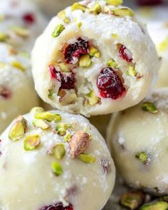 A burst of flavor in every bite! Cranberry Pistachio White Chocolate Truffles are the ultimate sweet treat to wow your taste buds. 🤩🍒💚 #TruffleTreats#FlavorExplosion#SweetMoments#WhiteChocolateDelight#CranberryBliss#PistachioCrunch#QuickDesserts#HolidayMagic#NoBakeWonder#DessertTime Pistachio White Chocolate, Truffle Cream, White Chocolate Truffles, Cranberry Pistachio, Creamy Cheesecake, Easy Food To Make, Chocolate Truffles