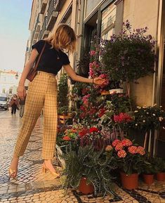 Italian Street Style, Celana Jogger Wanita, Rihanna Street Style, Gigi Hadid Street Style, European Street Style, French Street Fashion, French Street, Nyc Street Style, Model Street Style