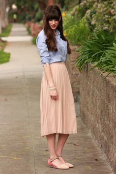 Peach Clothes, Midi Outfits, Peach Skirt, Pleated Skirt Outfit, Pink Pleated Skirt, Quoi Porter, Casual Skirt Outfits, Rock Outfit, Ethical Fashion Brands