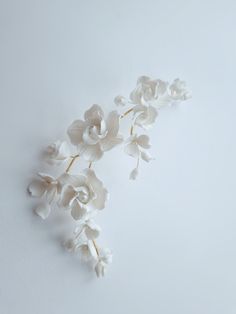 This gorgeous handcrafted white clay flowers vine and freshwater pearls  would add a delicate floral detail to your bridal look.    This stylish headpiece has been crafted out of silver plated wire and is adorned with white clay hand made flowers and freshwater pearls. Available in silver or gold colour wire, possibility to choose different beads for decoration. Approximate max length of the vine: 20cm Important:   All bridal hair accessories are unique, because each petal is made by hand without templates or molds. Only high-quality materials are used for making - gold-plated and silver-plated wires,freshwater pearl,faceted crystals and minerals,glass beads, silver-plated and gold-plated beads. Dear Clients, Please see my store policy below before placing an order. Due to the - custom han Rose Headpiece, 1920s Headpiece, Headpiece Hairstyles, Bridal Hair Vine, Rose Hair, Hair Jewelry Wedding, Hair Vine, Clay Flowers, Wedding Veils