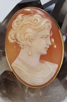 14k Vintage Cameo Brooch Great Condition Excellent Carving Detail 5.5 grams Luxury Round Brooches For Collectors, Luxury Round Collectible Brooches, Exquisite Collectible Jewelry Brooch, Exquisite Collectible Brooch Jewelry, Luxury Cabochon Brooch, Luxury Round Cabochon Brooch, Luxury Round Cabochon Brooches, Elegant 14k Yellow Gold Brooch, Elegant 14k Yellow Gold Brooches